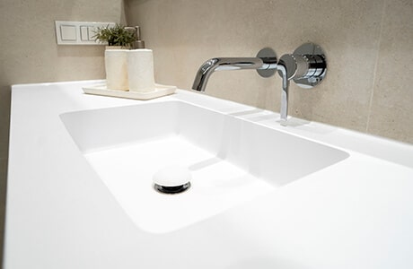 Sanitärfugen oder Wartungsfugen schützen vor Feuchtigkeit und langfristige Schäden